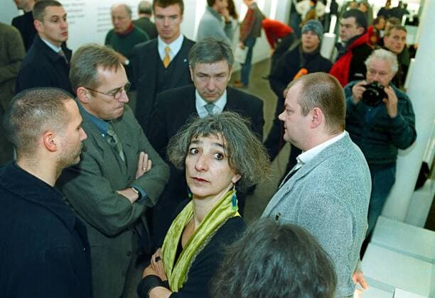 Anti NPD Aktinen Aktionen gegen die Demonstration der NPD gegen die Wehrmachtsausstellung in den Kunst - Werke Berlin e.V., Prominenz in der Ausstellung: (v.l.n.r.) Geschäftsführer Klaus Biesenbach, Peter Strieder, Buergermeister Klaus Wowereit, Kultursenatorin Berlin Adrienne Goehler, DEU, Berlin-Mitte, 01.12.2001;