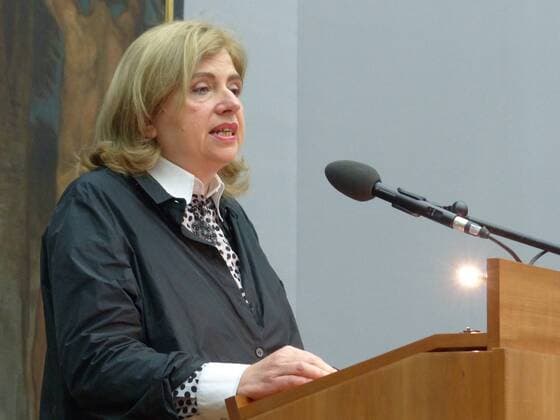 2014.01.30 wpBerlin: Sibylle LEWITSCHAROFF, 59, Schriftstellerin, hielt im Rahmen der Ausstellung Anton GRAFF - Gesichter einer Epoche einen kurzen Vortrag über Graffs Gemälde von Friedrich SCHILLER, das mit 200 anderen Bildern noch bis zum 23. Februar in der Alten Nationalgalerie zu sehen ist; die Georg-Büchner-Preisträgerin der Deutschen Akademie für Sprache und Dichtung von 2013 nahm sich der Vorlage mit der Gründlichkeit schwäbischen Hausfrauenfurors an und machte sich mit satirischer Schärfe etwa über den unordentlichen Hemdkragen ihres ansonsten heißgeliebten Dichterhelden her LEWITSCHAROFF spricht über SCHILLER-Portrait