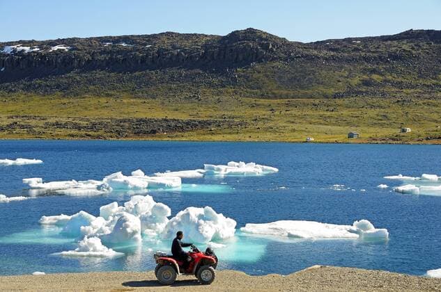 IMAGO Nature: Unsere Erde, Naturschutz, Indigene Völker Mann vom Volk der Inuit mit einem Quad, ATM, steht am Ufer der Beaufort Sea, Nordpolarmeer, Victoria Island, früher Holman Island, Dorf Ulukhaktok, Northwest Territories, Kanada, Nordamerika ibloge03826617.jpg