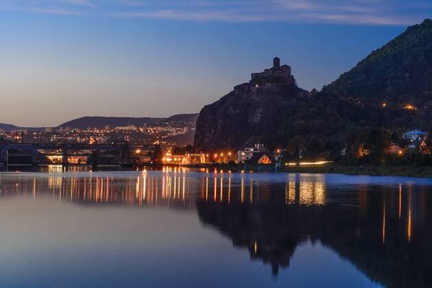 Burg Strekov (Schreckenstein) und Staustufe an der Elbe in Usti nad Labem (Aussig), , Ustecky kraj (Aussiger Region), Tschechien