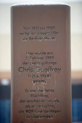 Stele für den letzten Mauertoten Chris Gueffroy am Britzer Verbindungskanal in Berlin am 28.01.2014. Vor 25 Jahren, am 05.02.1989, wurde der 20-jährige Chris Gueffroy beim Fluchtversuch am Britzer Verbindungskanal in Berlin zwischen den Stadtteilen Treptow und Neukölln von Grenzsoldaten erschossen. Über die Anzahl der Todesopfer an der ehemaligen DDR-Grenze gibt es unterschiedliche Angaben. Nach Erkenntnissen des staatlich geförderten Forschungsprojekts am Zentrum für Zeithistorische Forschung (ZZF) gab es mindestens 138 Maueropfer, darunter 98 DDR-Flüchtlinge. Die Arbeitsgemeinschaft 13. August, Betreiberin des Mauermuseums am Checkpoint Charlie, ging 2009 von 245 Maueropfern aus. Die Mauertoten haben wesentlich zum Ende der DDR beigetragen. 1990 setzte sich die Mutter von Chris Gueffroy, Karin Gueffroy, für die Bestrafung der Täter ein. Nicht nur Schützen, auch Befehlsgeber bis hinauf epd EDITORIAL USE ONLY