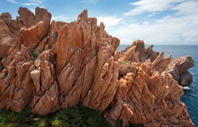 Blauer Himmel über der Felsenküste von Sardinien