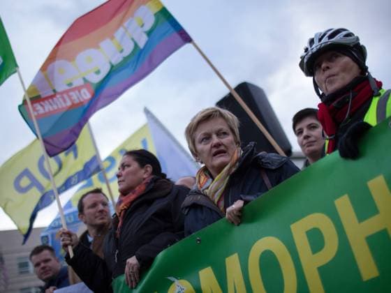 Proteste gegen Homophobie in Russland. Während der Eröffnung der Olympischen Winterspiele in Sotschi protestieren mehrere hundert Menschen vom Brandenburger Tor zur russischen Botschaft. Renate Künast (Bildmitte) ist unter den Demonstranten. Danach wird auf dem Potsdamer Platz eine Rainbow Flame , die während der Olympiade als Protest brennen soll, entzündet. Local Caption Protest gegen Homophobie in Russland
