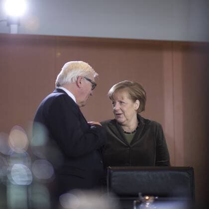 Frank-Walter Steinmeier, Angela Merkel, Kabinettssitzung DEU, Deutschland, Germany, Berlin, 12.02.2014 Frank-Walter Steinmeier, Bundesaussenminister, SPD, und Angela Merkel , Bundeskanzlerin und Bundesvorsitzende der CDU (rechts), vor der Kabinettssitzung im Berliner Kanzleramt. Kabinettsitzung, Bundeskanzleramt, Kabinett, Bundeskabinett, Bundespolitik, Deutsche Politik, Politiker, 2014. Frank-Walter Steinmeier, German Foreign minister SPD, and Angela Merkel, Chancellor and leader of the CDU (right) during a cabinet meeting at the chancellor office in Berlin. Politics, Germany, political, Politician