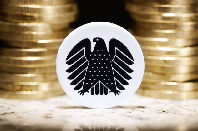 Bundesadler vor MÃ¼nzstapel, DiÃ¤tenerhÃ¶hung ** NUR FUER REDAKTIONELLE ZWECKE ** EDITORIAL USE ONLY **