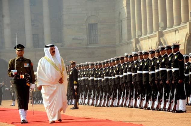 (140219) -- NEW DELHI, Feb. 19, 2014 (Xinhua) -- Bahraini King Hamad bin Isa Al Khalifa (2nd L) inspects a guard of honor upon his arrival at the Indian Presidential Palace in New Delhi, India, Feb. 19, 2014. (Xinhua Partha Sarkar)(hy) INDIA-NEW DELHI-BAHRAIN-VISIT 