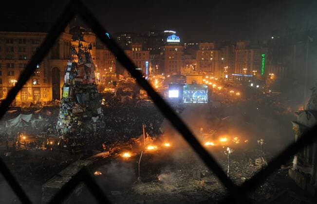 (140219) -- KIEV, Feb. 19, 2014 (Xinhua) -- Fire is seen at the Independence Square, the main site where protesters had camped, in Kiev, Ukraine, Feb. 19, 2014. On Tuesday and in the early hours of Wednesday, at least 26 people died in street clashes between the riot police and protesters in Kiev. (Xinhua Liu Hongxia) UKRAINE-KIEV-INDEPENDENCE SQUARE 