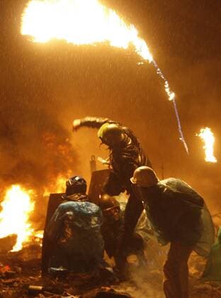 ITAR-TASS: KIEV, UKRAINE. FEBRUARY 20, 2014. Flames seen during the mass anti-government protests in Independence Square (Maidan).  Aufmacher 20176142