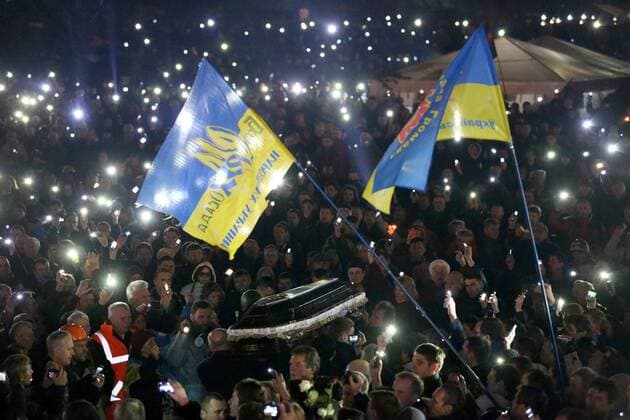 ITAR-TASS: KIEV, UKRAINE. FEBRUARY 22, 2014. Ukrainians carry a coffin at a mourning ceremony for the people killed during the riots in Kyiv s Independence Square on February 18-20, 2014.  premiumd Aufmacher RE13A92F