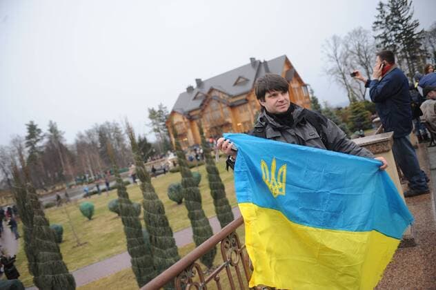 (140222) -- KIEV, Feb. 22, 2014 (Xinhua) -- People visit the presidential residence in the suburb of Kiev, capital of Ukraine, Feb. 22, 2014. Ukrainian Parliament on Saturday passed a resolution to dismiss President Viktor Yanukovych from his post over his evasion of constitutional duties and to schedule presidential elections for May 25, 2014. (Xinhua Dai Tianfang) (lyx) (FOCUS) UKRAINE-KIEV-PARLIAMENT-PRESIDENT-DISMISSION 