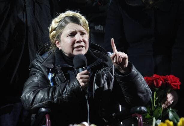 ITAR-TASS: KIEV, UKRAINE. FEBRUARY 22, 2014. Ukraine s former prime minister, opposition leader, Yulia Tymoshenko speaks as she seats in a wheelchair in Kyiv s Independence Square. Tymoshenko was freed earlier in the day. She had been serving a 7-year sentence since 2011.  Aufmacher premiumd 1832