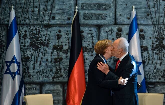 JERUSALEM, Feb. 25, 2014 (Xinhua) -- Israeli President Shimon Peres (R) kisses visiting German Chancellor Angela Merkel after awarding her with the Presidential Medal of Distinction during a news conference with at Israeli President s Residence in Jerusalem, on Feb. 25, 2014. Merkel met with Israeli President Shimon Peres, who awarded Merkel with the Presidential Medal of Distinction -- the highest civilian order for her unwavering commitment to Israel s security and the fight against anti-Semitism and racism in particular through education, here on Tuesday. Merkel arrived in Israel for a 24-hour visit on Monday evening with 16 ministers from her cabinet. (Xinhua Li Rui) (lmz) MIDEAST-JERUSALEM-ISRAEL-GERMANY-POLITICS 