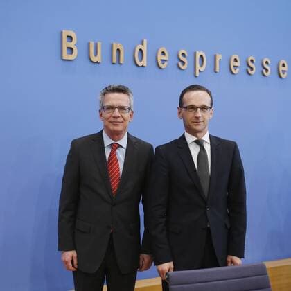 Berlin, den 26.02.2014 Pressekonferenz Umsetzungsbericht NSU Foto: v.l. Bundesinnenminister Dr. Thomas de Maiziere, CDU und Bundesjustizminister Heiko Maas, SPD, anlässlich einer Pressekonferenz in Berlin.