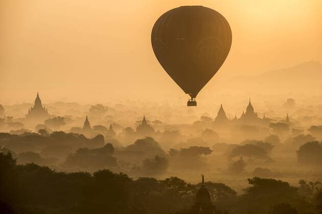 Heißluftballon über Landschaft im morgendlichen Nebel, Tempel, Stupa, Pagode, Tempelanlage, Ebene von Bagan, Mandalay-Division, Myanmar ibldbf03836084.jpg