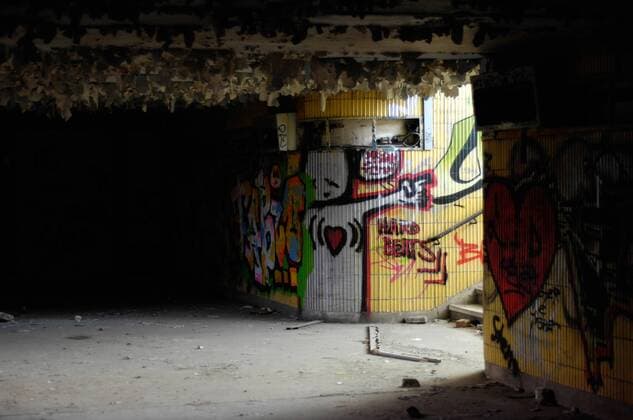 Potsdam, Deutschland, 31.01.2014 - Relikte des ehemaligen Hauptbahnhofes in der Pirschheide - Graffiti in einem verfallenen Fahrgasttunnel