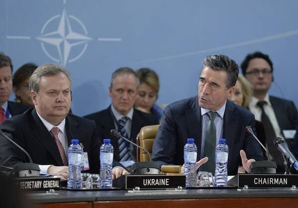 (140227) -- BRUSSELS, Feb. 27, 2014 (Xinhua) -- NATO Secretary General Anders Fogh Rasmussen (R, front) addresses the opening remarks as Ukraine s First Deputy Minister of Defense Oleksandr Oliynyk (L, front) listens at the meeting of NATO-Ukraine Commission during the 2-day NATO Defence Ministers Meeting at its headquarters in Brussels, capital of Belgium, Feb. 27, 2014. (Xinhua Ye Pingfan) BELGIUM-BRUSSELS-NATO-DEFENCE MINISTERS MEETING-UKRAINE 