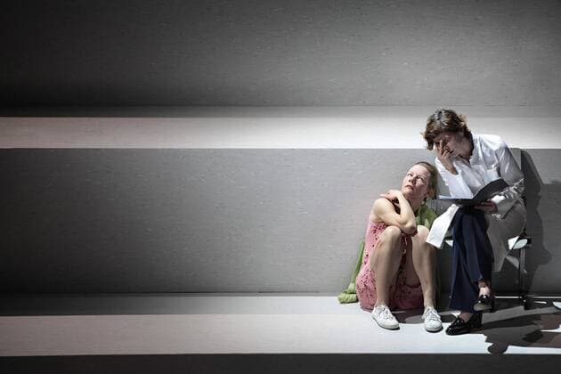 26.02.2014 Münchner Kammerspiele in der Spielhalle. Szene mit Sandra Hüller und Sylvana Krappatsch. Münchner Kammerspiele at the Spielhalle. Scene with Sandra Hüller and Sylvana Krappatsch.