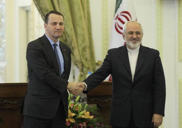 (140301) -- TEHRAN, March 1, 2014 (Xinhua) -- Iranian Foreign Minister Mohammad-Javad Zarif (R) shakes hands with his visiting Polish counterpart Radoslaw Sikorski during a joint press conference after their meeting in Tehran, capital of Iran, March 1, 2014. Iran and Poland determined to boost their cooperation in diverse areas, said the two countries foreign ministers on Saturday. (Xinhua Ahmad Halabisaz) IRAN-POLAND-FM-MEETING 
