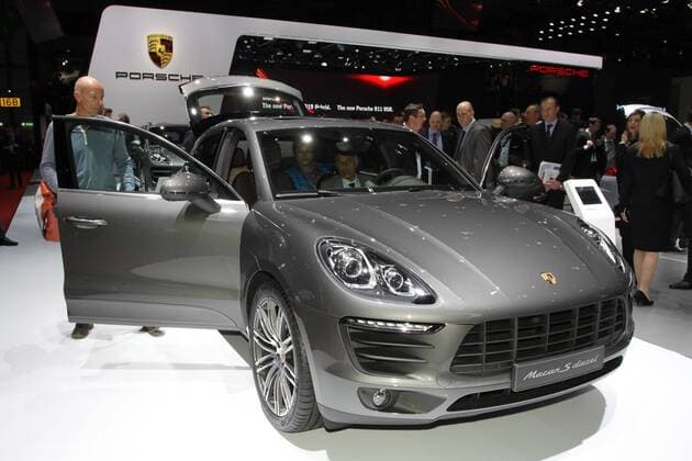 Messebesucher betrachten den Porsche Macan S Diesel, Weltpremiere, 84. Internationaler Auto Salon Genf (CH) 2014 (06. - 16.03.2014, Geneva Motor Show, Autoausstellung, Automobil, Messe, Palexpo Geneve), Pressetag 04.03.2014,