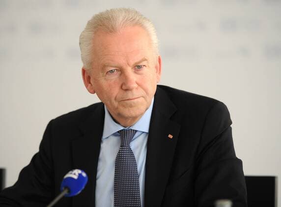 Rüdiger Grube, Vorstandsvorsitzender der Deutschen Bahn AG, besucht am Donnerstag (06.03.2014) die Staatskanzlei des Saarlandes in Saarbrücken zu einer Pressekonferenz. Anlass ist der Bahngipfel der Landesregierung. Im Bild: Bahnchef Rüdiger Grube.