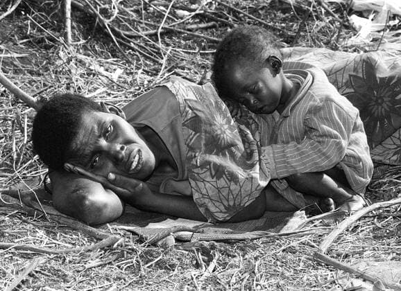 ZAIRE : Hunderttausende Hutu sind vor dem Buergerkrieg in Ruanda nach Goma geflohen und lösen dort eine Choleraepidemie aus : eine sterbende Frau liegt mit ihrem Kind in einem Strassengraben . ZAIRE : Hundreds of thousands of Hutu have fled from the civil war in Rwanda to Goma and caused a cholera epidemic there : a dying woman with her child is lying in a ditch . 23.07.1994