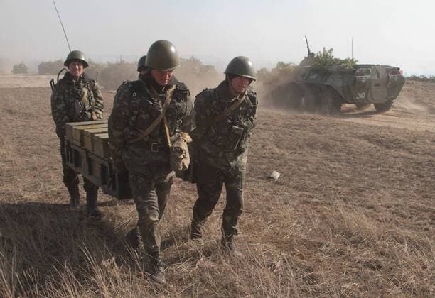 Ukrainian paratroopers participate in military exercises near Goncharovsk village of the Chernigov area in Ukraine on March 14, 2014. Russian troops have gathered near the Ukraine border for exercises as the standoff continues over Crimea.  CHE2014031416