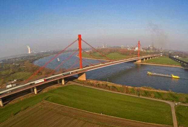 13.03.2014, Duisburg, Drohnenbild, Drohnenfoto, Drohnenaufnahme, Luftbild, Luftaufnahme, Aerial, Vogelperspektive. Rheinbrücke Autobahn BAB A42, Blickrichtung von Duisburg-Baerl nach Duisburg-Beeckerwerth. Rhein Rhine Fluss River Strom Himmel Schiff Schifffahrt Flussbett Flusslauf Fotograf: Christoph Reichwein