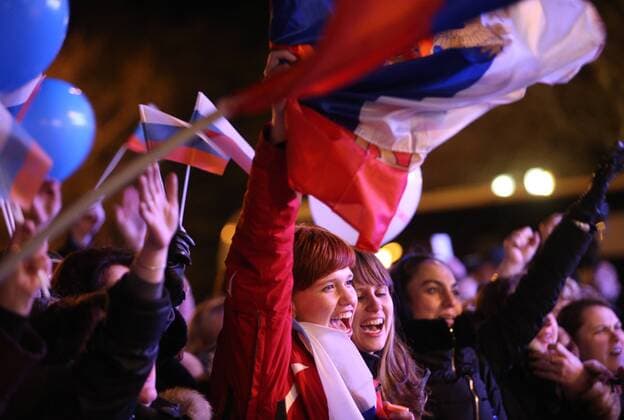 ITAR-TASS: SEVASTOPOL, CRIMEA, UKRAINE. MARCH 16, 2014. Pro-Russian Sevastopol residents celebrate following the vote the All-Crimea referendum on its status. People in the Autonomous Republic of Crimea were to choose whether they want to join Russia or to remain part of Ukraine.  premiumd Aufmacher RE13CFDC