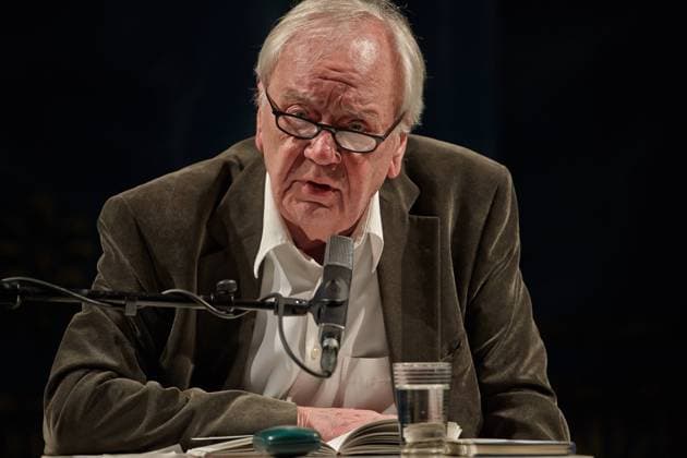 Literaturfestival Ganz Ohr, Literaturmatinee im Stadttheater Koblenz, Michael Becker Der Schriftsteller Jürgen Becker liest beim Literaturfestival Ganz Ohr im Stadttheater in Koblenz