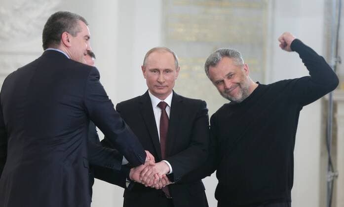 ITAR-TASS: MOSCOW, RUSSIA. MARCH 18, 2014. Crimean Prime Minister Sergei Aksenov, Russian president Vladimir Putin, and Sevastopol head Alexei Chalyi (L-R) join hands after signing an interstate unification agreement between the Russian Federation, the Republic of Crimea and the city of Sevastopol. Under the terms of the agreement, the Republic of Crimea and Sevastopol become federal subjects of the Russian Federation.  premiumd Aufmacher RE13D244