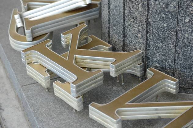 (140318) -- SIMFEROPOL, March 18, 2014 (Xinhua) -- Photo taken on March 18, 2014 shows the dismantled Crimean Parliament signs in Ukrainian in Simferopol, the Republic of Crimea. Russian President Vladimir Putin and leaders of Crimea signed a treaty on Tuesday accepting the Republic of Crimea and the city of Sevastopol as part of the Russian territory. (Xinhua Sadat) (srb) CRIMEA-SIMFEROPOL-RUSSIA-TREATY 