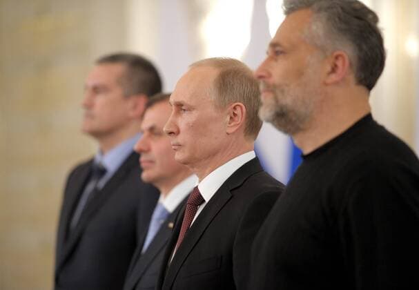 ITAR-TASS: MOSCOW, RUSSIA. MARCH 18, 2014. Sevastopol head Alexei Chalyi, Russian president Vladimir Putin, Crimean Supreme Council chairman Vladimir Konstantinov, and Crimean Prime Minister Sergei Aksenov (from R) sign an interstate unification agreement between the Russian Federation, the Republic of Crimea and the city of Sevastopol. Under the terms of the agreement, the Republic of Crimea and Sevastopol become federal subjects of the Russian Federation.  premiumd Aufmacher RE13D29B