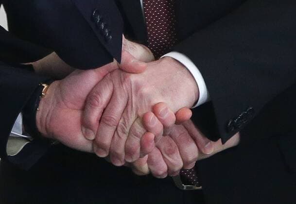 ITAR-TASS: MOSCOW, RUSSIA. MARCH 18, 2014. Top Crimean and Russian government officials join hands after signing an interstate unification agreement between the Russian Federation, the Republic of Crimea and the city of Sevastopol. Under the terms of the agreement, the Republic of Crimea and Sevastopol become federal subjects of the Russian Federation.  premiumd Aufmacher Symbol S0082C29