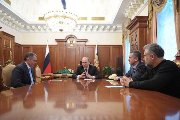 ITAR-TASS: MOSCOW, RUSSIA. MARCH 18, 2014. Crimean Supreme Council chairman Vladimir Konstantinov, Russian president Vladimir Putin, Crimean Prime Minister Sergei Aksenov, and Sevastopol head Alexei Chalyi (L-R) talk during a meeting in the Moscow Kremlin.  premiumd Aufmacher RE13D2A4