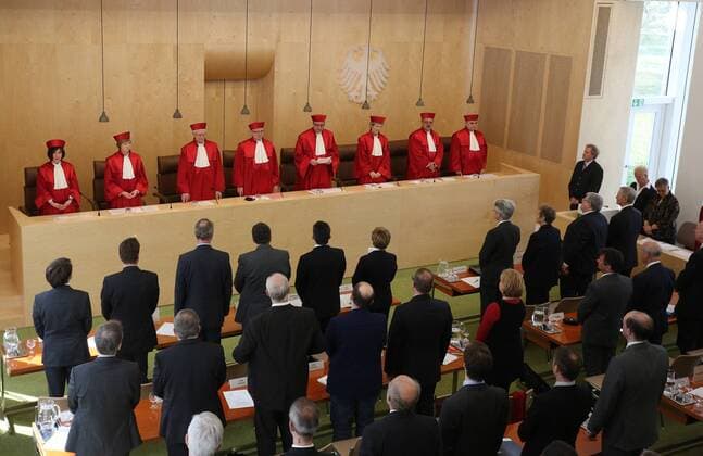 BUNDESVERFASSUNGSGERICHT URTEILSVERKÜNDUNG, 18.03.2014, KARLSRUHE - Der 2. Senat des Bundesverfassungsgerichts verkündet heute das Urteil zur Verfassungsbeschwerde gegen die Rechtmäßigkeit des ESM. Andreas Voßkuhle (5.v.L., Präsident BVG) verkündet das Urteil.