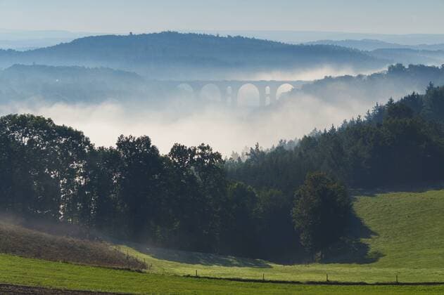 Morgennebel ueber dem Triebtal, Deutschland, Sachsen, Vogtland, Jocketa Triebtal valley in early morning fog, Germany, Saxony, Vogtland, Jocketa BLWS360597