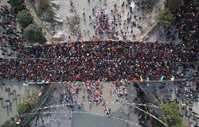 MIANYANG, CHINA - MARCH 18: (CHINA OUT) People get together walking on the peaceful bridge on March 18, 2014 in Mianyang, Sichuan Province of China. A traditional rhyme in Sichuan goes like this: ¡°Toss medicine money, worship your godfather, throw away clothes, and pray for the whole family.¡±Tens of thousands of people in Mianyang flocked to Jushui Village on March 18 for the Ju Water Bridge Festival , almost all of them to do one thing: step on a bridge. (hoto by ChinaFotoPress) _  CFPpremiumd Aufmacher Aufmacher 20264465