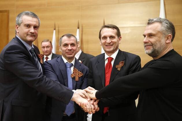 ITAR-TASS: MOSCOW, RUSSIA. MARCH 19, 2014. Crimean Prime Minister Sergei Aksenov, Crimean Supreme Council chairman Vladimir Konstantinov, State Duma chairman Sergei Naryshkin, and Sevastopol head Alexei Chalyi (L-R) join hands as they pose for a photograph during a meeting at the State Duma.  premiumd Aufmacher RE13D395
