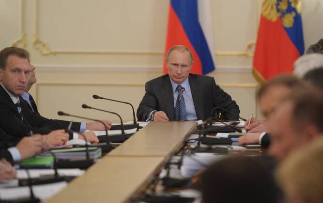 ITAR-TASS: MOSCOW REGION, RUSSIA. MARCH 19, 2014. President of Russia Vladimir Putin (C) chairs a government meeting on the implementation of Presidential assignments given to the government on May 7, 2012.  Aufmacher RE13D3FA