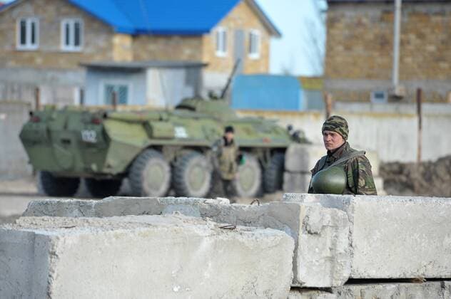 Ukrainian servicemen stand guard at a checkpoint on the Arabat Spit near Strilkove village, Henichesk district, Kherson region, March 17, 2014. Ukrinform. 