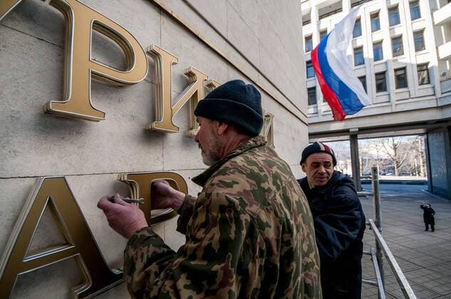 Sign removed from Supreme Council in Simferopol Workers remove the sign The Supreme Council of the Autonomous Republic of Crimea in Ukrainian, Russian, and Crimean Tatar languages on March 18, 2014 in Simferopol, Russia EN_01121327_0026 