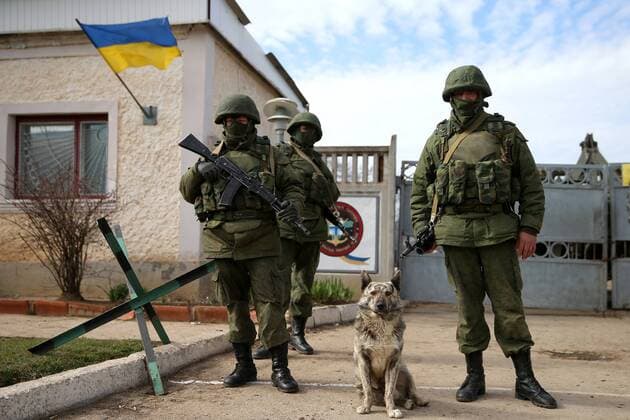 ITAR-TASS: PEREVALNOYE, CRIMEA. MARCH 19, 2014. Armed Crimean self defense soldiers guarding a Ukrainian military compound in Perevalnoye.  Highlight RE13D3C5