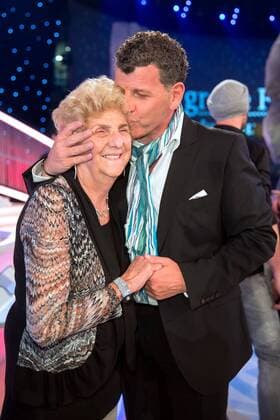 ARD - Das große Fest zum Jubiläum. Sänger Semino Rossi und seine Mutter Esther anläßlich der ARD Fernsehshow Das große Fest zum Jubiläum am 22.03.2014 in der GETEC - Arena Magdeburg.