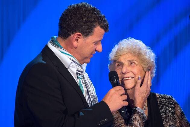 ARD - Das große Fest zum Jubiläum. Sänger Semino Rossi und seine Mutter Esther anläßlich der ARD Fernsehshow Das große Fest zum Jubiläum am 22.03.2014 in der GETEC - Arena Magdeburg.