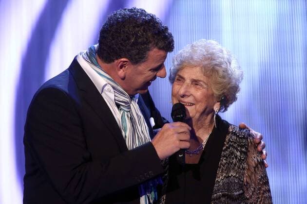 ARD - Das große Fest zum Jubiläum. Sänger Semino Rossi und seine Mutter Esther anläßlich der ARD Fernsehshow Das große Fest zum Jubiläum am 22.03.2014 in der GETEC - Arena Magdeburg.
