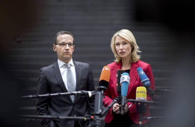 Heiko Maas, Manuela Schwesig DEU, Deutschland, Germany, Berlin, 25.03.2014 Heiko Maas, Bundesjustizminister SPD, und Manuela Schwesig, Bundesfamilienministerin, SPD (rechts) in der Bundespressekonferenz zum Thema Leitlinien fuer ein Gesetzgebungsverfahren fuer die gleichberechtigte Teilnahme von Frauen in Führungspositionen in der Privatwirtschaft in Berlin. Bundespolitik, Deutsche Politik, Politiker, 2014. Heiko Maas, Federal Minister of Justice SPD, and Manuela Schwesig, German Family Minister SPD (right) during a press call in Berlin. Politics, Germany, political, Politician.