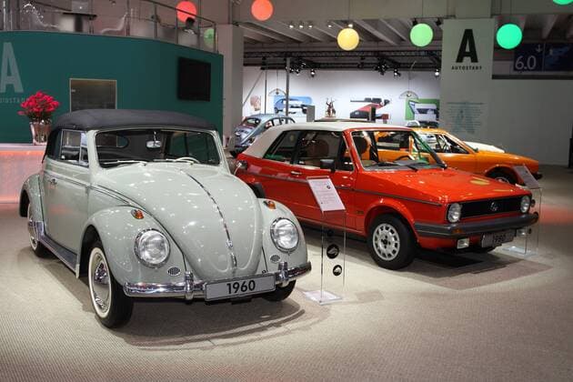 VW Käfer Cabrio (Baujahr 1960, links) und Golf Cabrio (Baujahr 1980) am Stand der Autostadt, Techno Classica Essen (26. - 30.03.2014), Messe Essen, Siha, Oldtimer Oldtimermesse klassische Autos Autoausstellung, Essen (D).