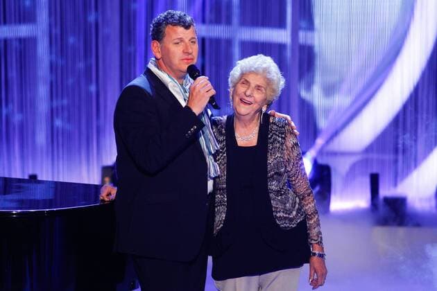 Sänger Semino Rossi mit seiner Mutter Esther (ARG) - ARD Liveshow Das große Fest zum Jubiläum aus der GETEC Arena in Magdeburg - Fotografiert am 22.03.2014