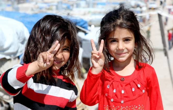 Weltkindertag am 20. September Mädchen zeigen das Victory-Zeichen in einem von der UN betreuten Flüchtlingscamp für syrische Bürgerkriegsflüchtlinge in Domiz nahe der Stadt Duhok im Nordirak (Kurdisches Autonomiegebiet) snapshot-photography B.Shamlo