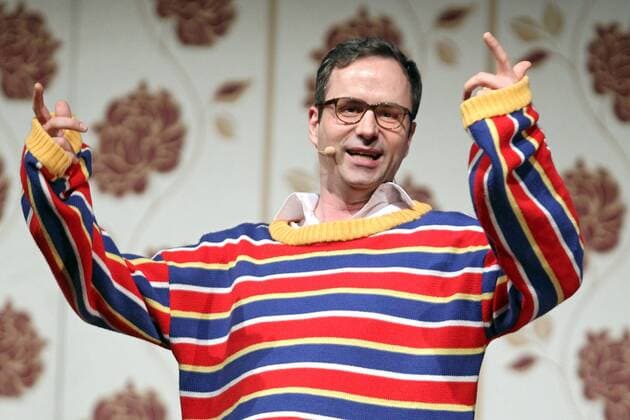 Comedian Kurt Krömer. Comedian Kurt Krömer ( bürgl. Alexander Bojcan ) während eines Auftrittes im Rahmen seiner Abschied! Tour 2014 am 28.03.2014 im 2fach ausverkauften Haus Auensee , Leipzig.